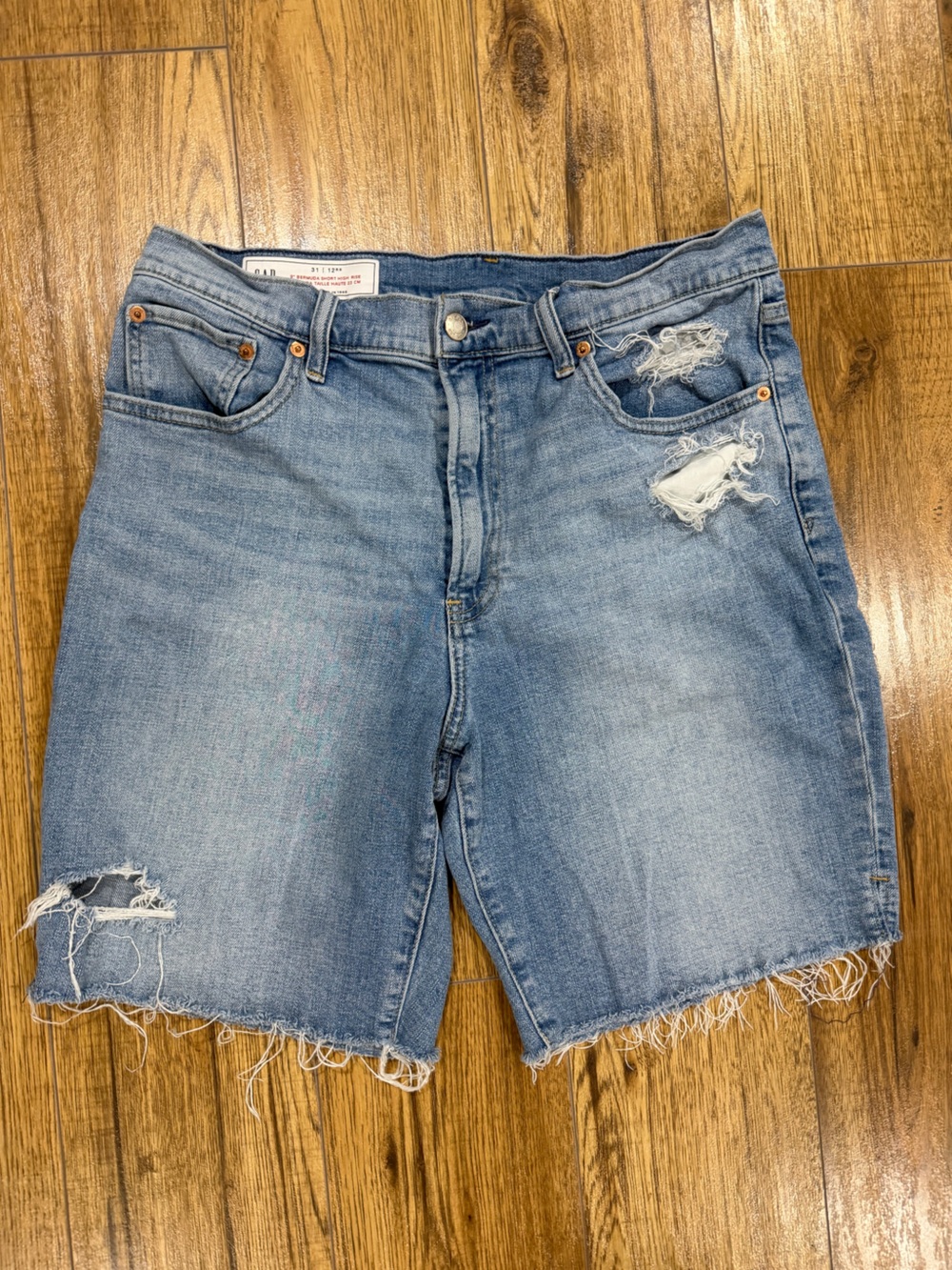 GAP Light Wash 9β Bermuda Short High Rise distressed Raw Hem Sz 31/12 Womenβs
